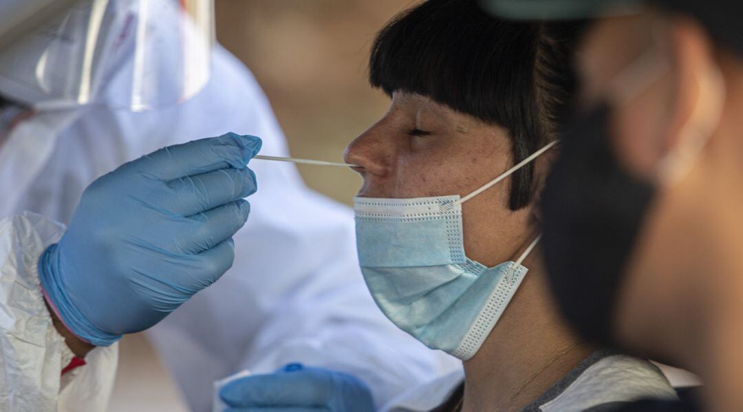 Una mujer se somete a una prueba PCR.