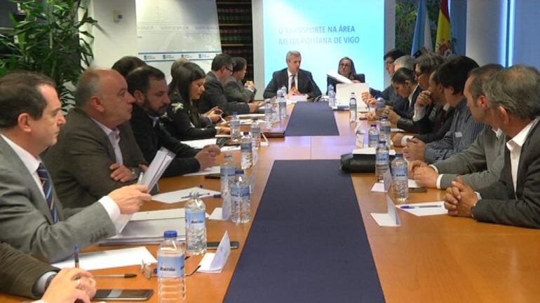 Reunión este miércoles en la sede de la Xunta en Vigo de los alcaldes metropolitanos con el vicepresidente de la Xunta, Alfonso Rueda y la Conselleira de transportes, Ethel Vázquez al fondo.
