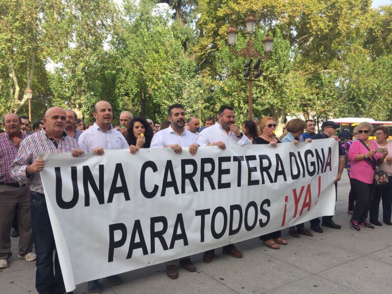 Vecinos de Ventorros de San José se manifiesta en Sevilla junta al alcalde de Loja, Joaquín Camacho. 