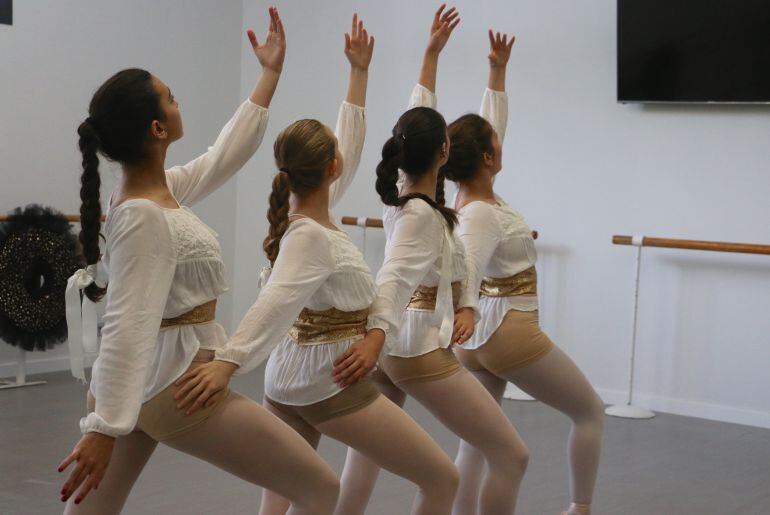 Cuatro chicas, durante la inauguración del nuevo edición de la Escuela Municipal de Música y Danza de San Sebastián.