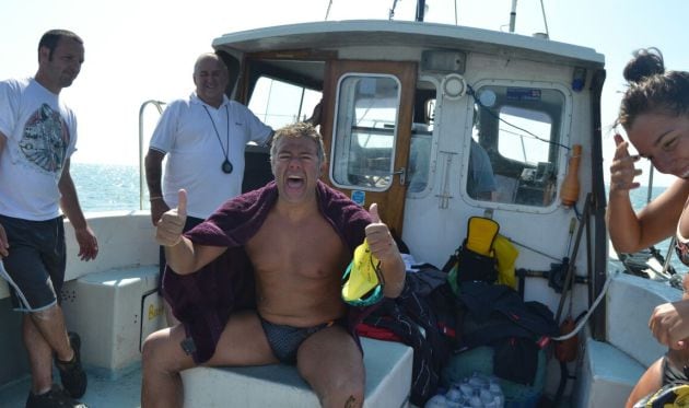 El nadador tras cruzar el Canal de la Mancha