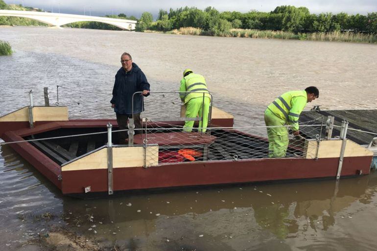 El Concejal de Turismo y Comercio del Ayuntamiento de Zamora, Christoph Strieder en la nueva barcaza que cruza el Río Duero