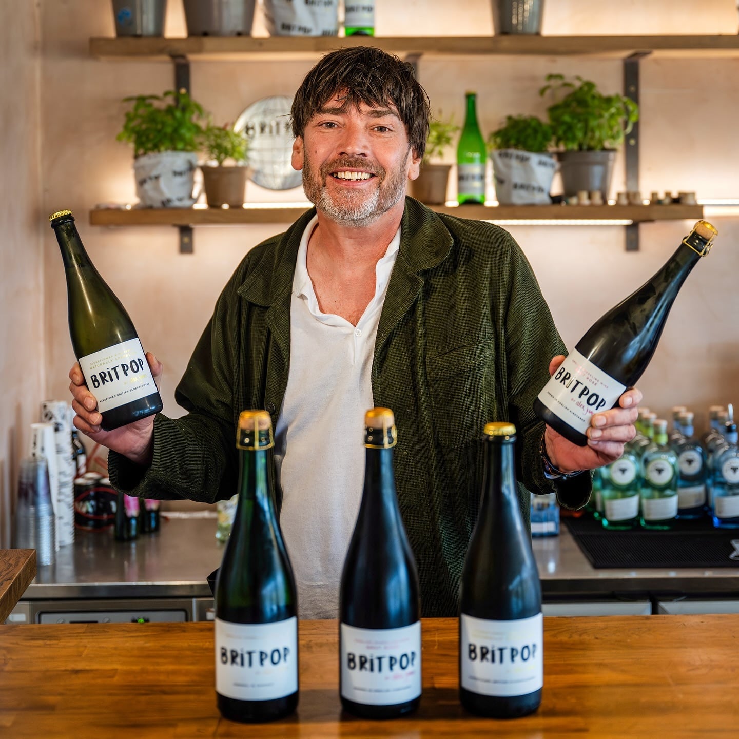 Alex James, con varias botellas de su vino Britpop.