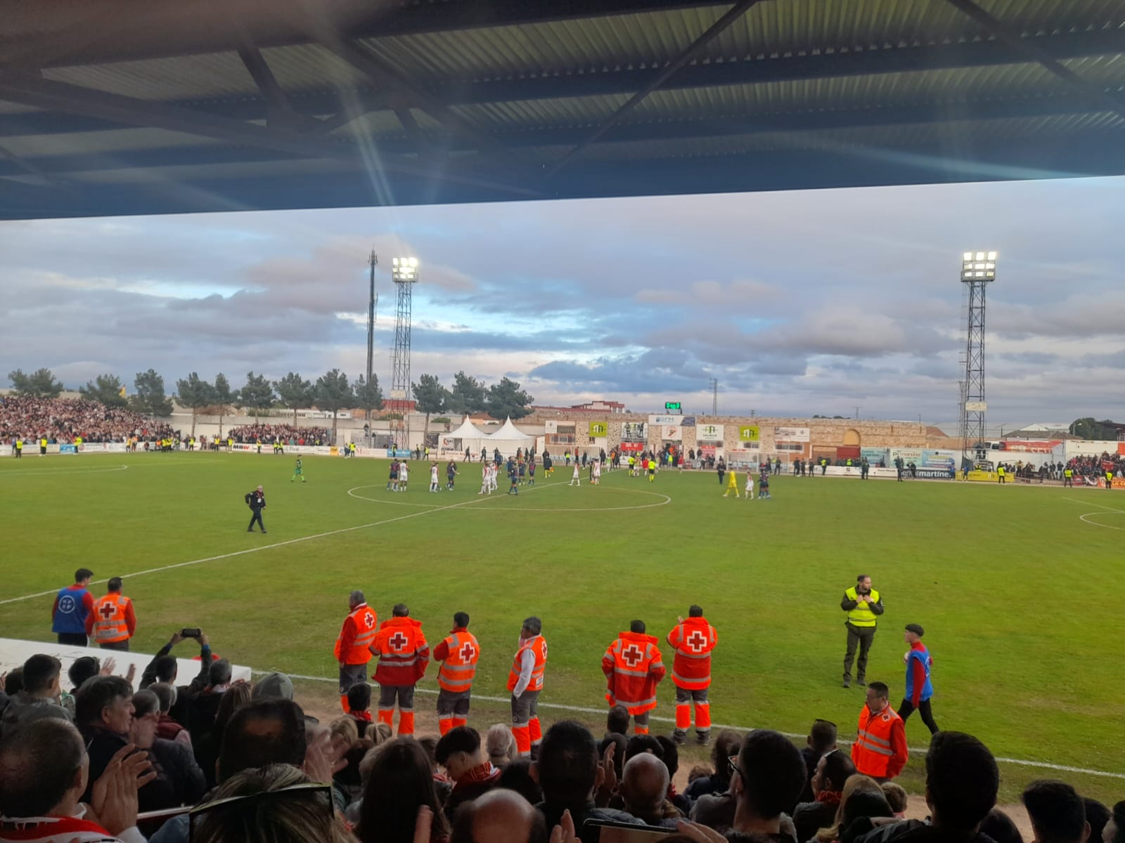 Al finalizar el partido, los jugadores del CD Quintanar han dado la vuelta al campo para agradecer el apoyo de la afición