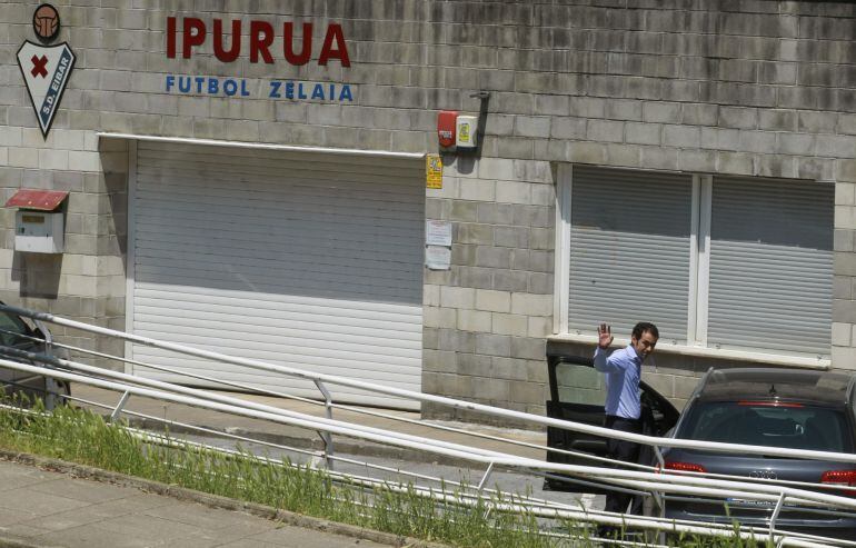 GRA273. EIBAR (GUIPUZCOA), 05/06/2015.- El presidente de la S.D Eibar, Alex Aranzabal, abandona el estadio de Ipurúa tras ofrecer una conferencia de prensa después de conocerse que el Juez de Disciplina Social de la Liga de Fútbol Profesional (LFP) ha acordado imponer al Elche CF la sanción de descenso de categoría por "el mantenimiento de deudas por parte de dicha entidad con la Agencia Estatal de la Administración Tributaria (AEAT)", lo que puede suponer que el club armero permanezca en primera. EFE/Juan Herrero.