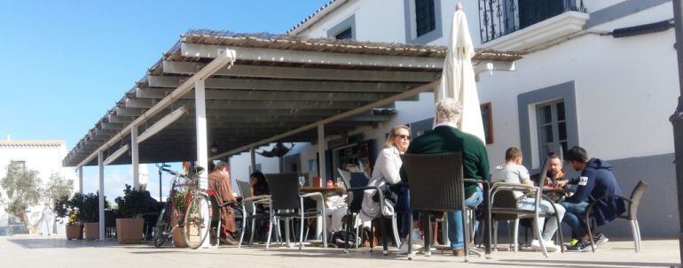 Imagen de archivo de la terraza de un bar en Formentera