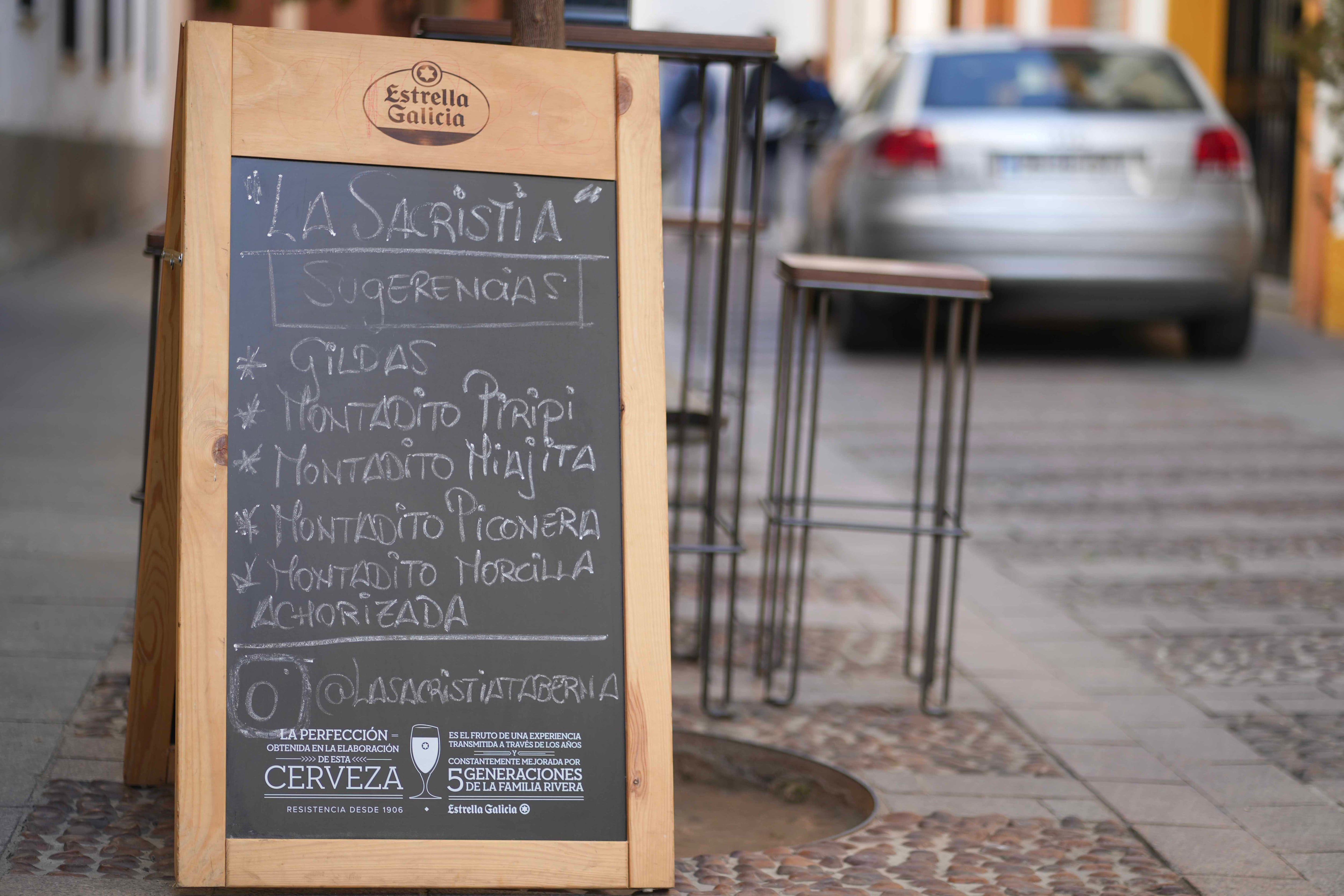 GRAFAND5891. CÓRDOBA, 16/01/2025.- Tablón de la taberna La Sacristía en la calle Moriscos de Córdoba que, según la organización de consumidores Facua, es el establecimiento cordobés donde se investiga que pudo producirse la intoxicación alimentaria que ha afectado a 44 personas tras la celebración de dos eventos el mismo día, un almuerzo y una cena, en el que se sirvieron los montaditos de pringá, que pueden ser el origen de la intoxicación. EFE / Rafa Alcaide
