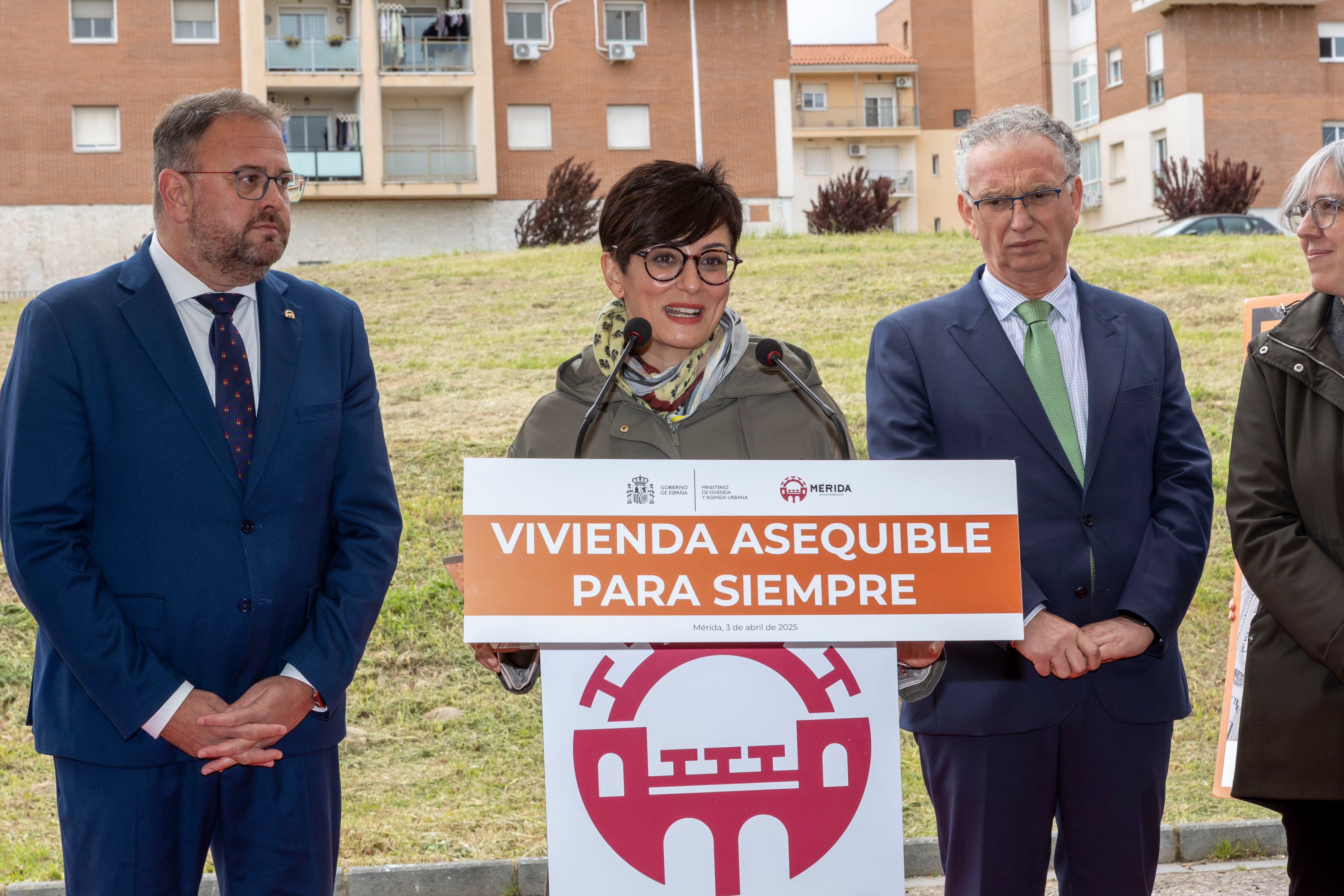 MÉRIDA, 03/04/2025.- La ministra de Vivienda y Agenda Urbana, Isabel Rodríguez, acompañada por el alcalde de Mérida, Antonio Rodríguez Osuna (i), entre otros, durante su intervención en su visita a los terrenos de la localidad donde se levantará una promoción de 235 pisos para alquiler asequible, con la más alta calidad energética, cuya obras está previsto que se liciten a finales del presente año. EFE/ Jero Morales
