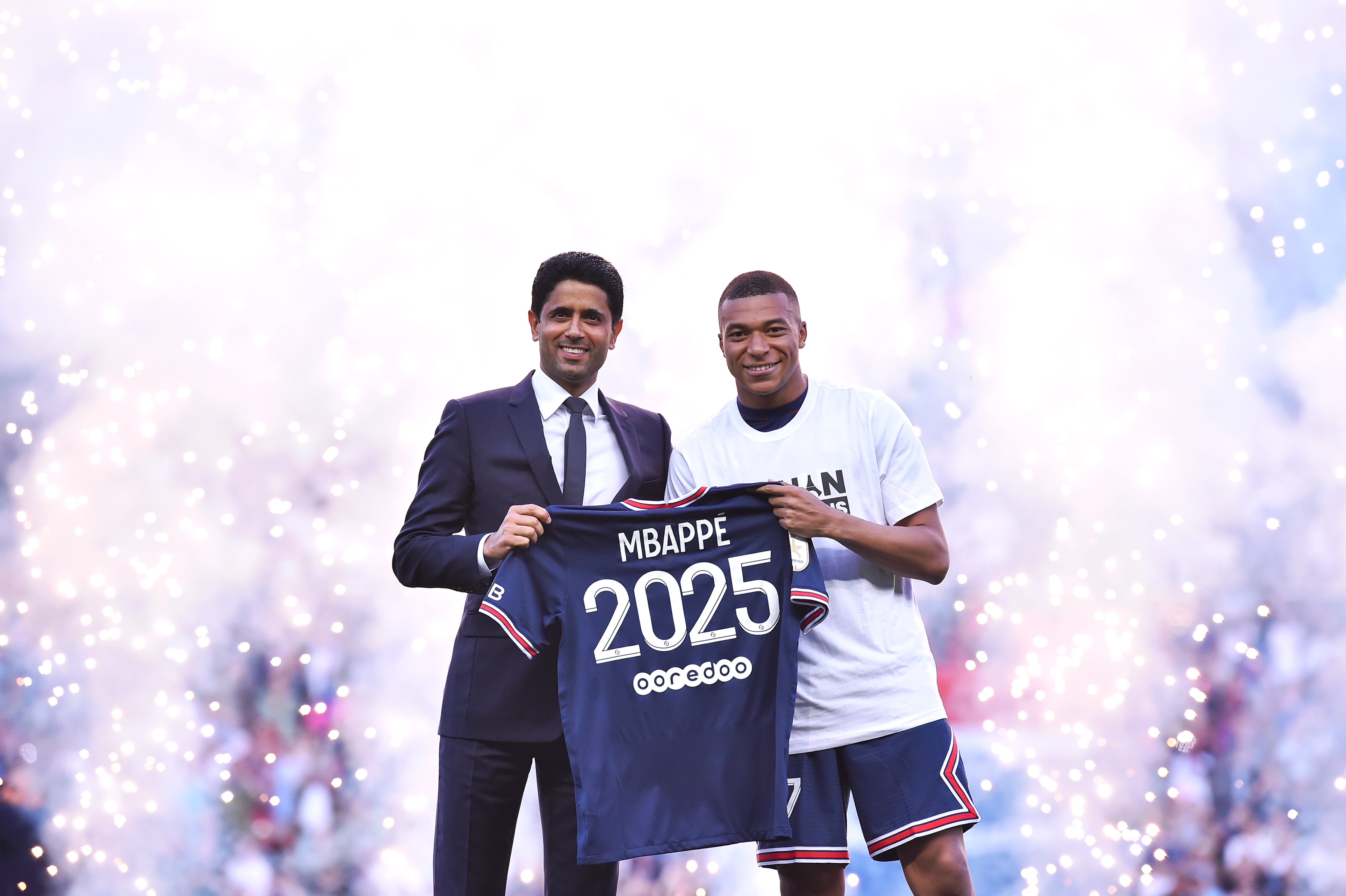 Kylian Mbappé, posando junto al presidente del PSG, Nasser Al-Khelaifi, tras la amplicación de contrato del delantero francés