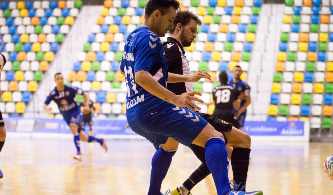 Thiago Cabeça disputa un balón en uno de los partidos de la pretemporada del Viña Albali Valdepeñas