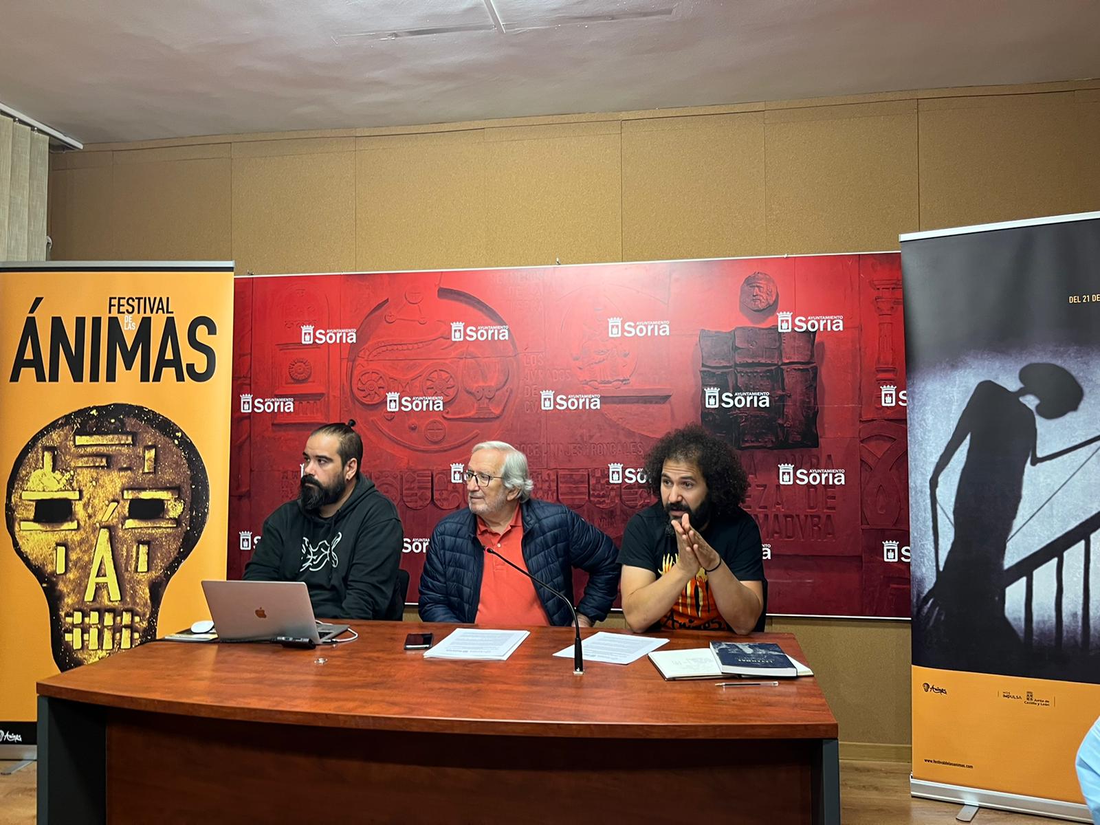 Presentación del Festival de las Ánimas de Soria, con Sergio de Miguel y Nano López, organizadores, flanqueando al concejal de cultura Jesús Bárez.