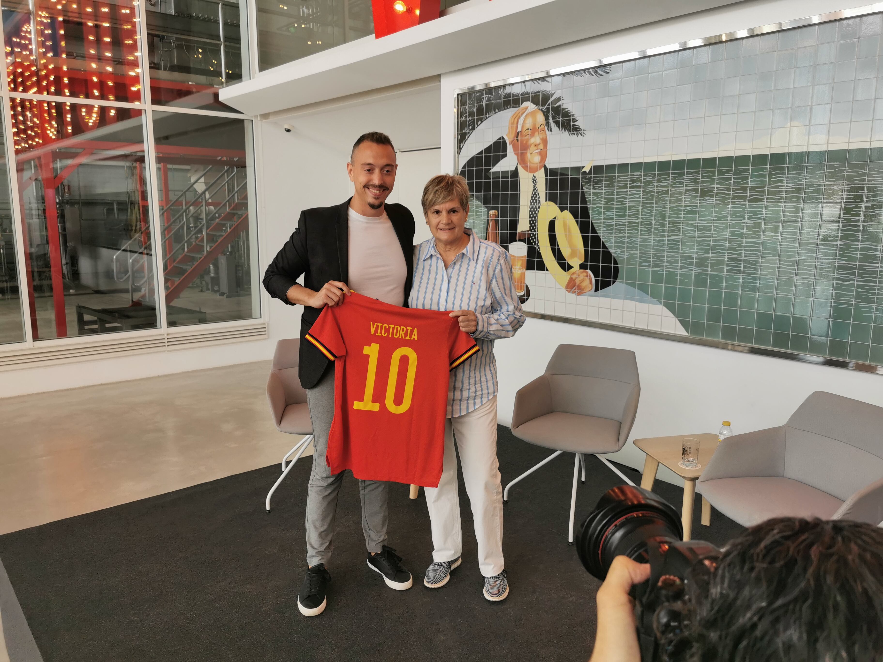 El representante de Cervezas victoria, José Villalobos, junto a la ex futbolista Victoria Hernández