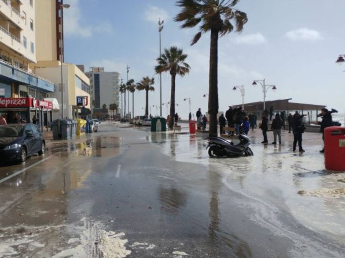 El mar se adentra en la ciudad empujado por la fuerza de Emma