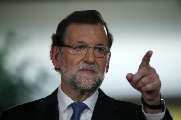 Spanish Prime Minister Mariano Rajoy gestures during a news conference after the weekly cabinet meeting in Moncloa Palace in Madrid December 26, 2014. REUTERS/Juan Medina (SPAIN - Tags: POLITICS)