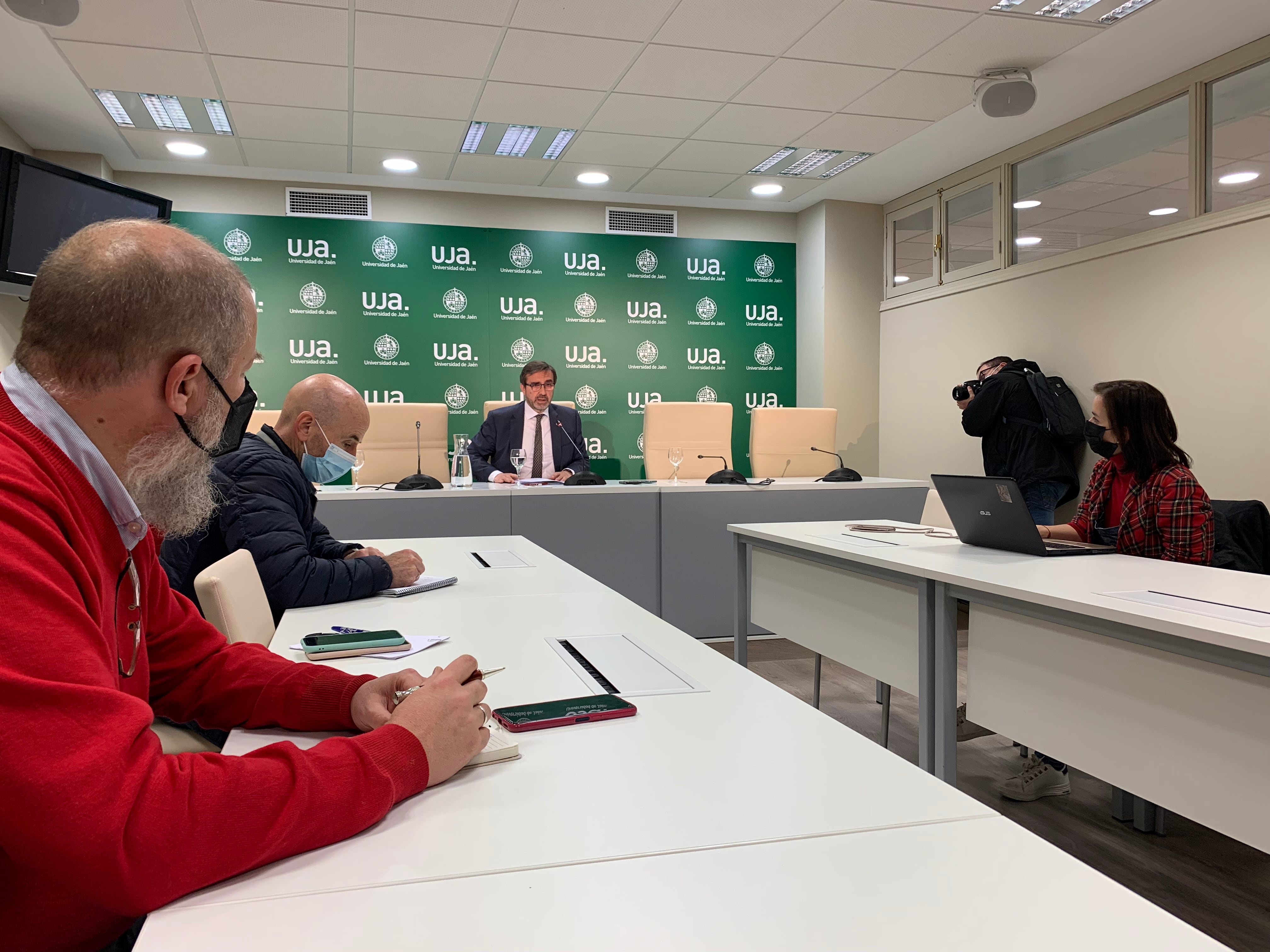 El rector de la Universidad de Jaén, Juan Gómez, durante la rueda de prensa ofrecida este jueves.