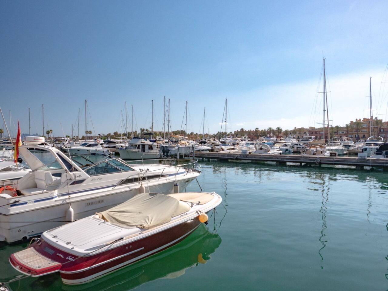 Barcos atracados en un puerto