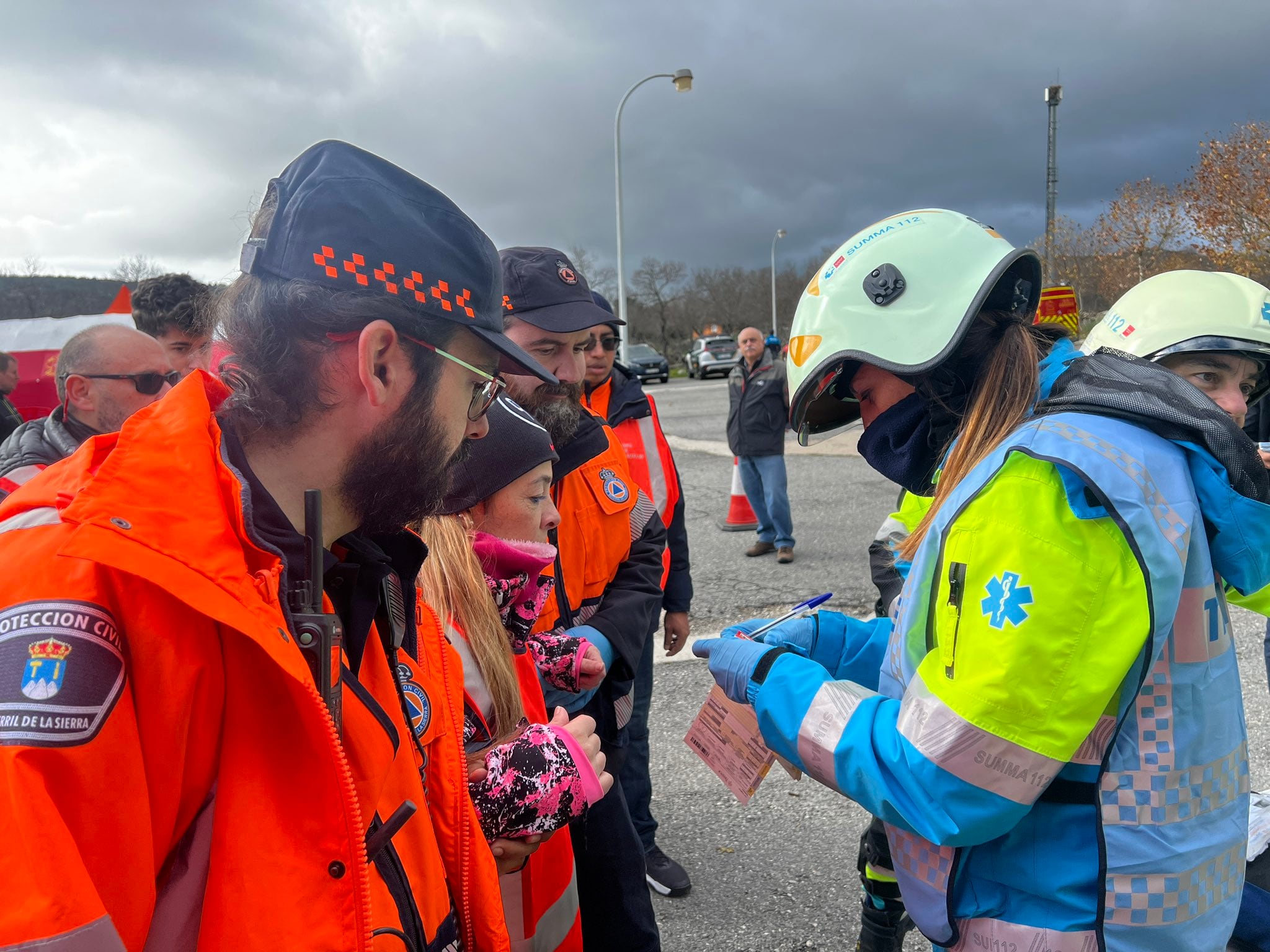 Simulacro por rotura de la presa de Navacerrada: Las personas evacuadas son evaluadas para realizar un primer triaje