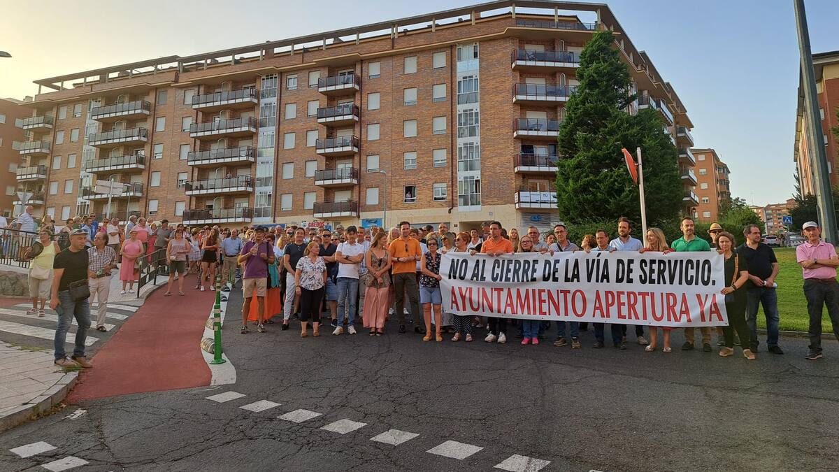 Unas 200 personas se manifiestan para pedir cambios en el trazado del nuevo carril bici