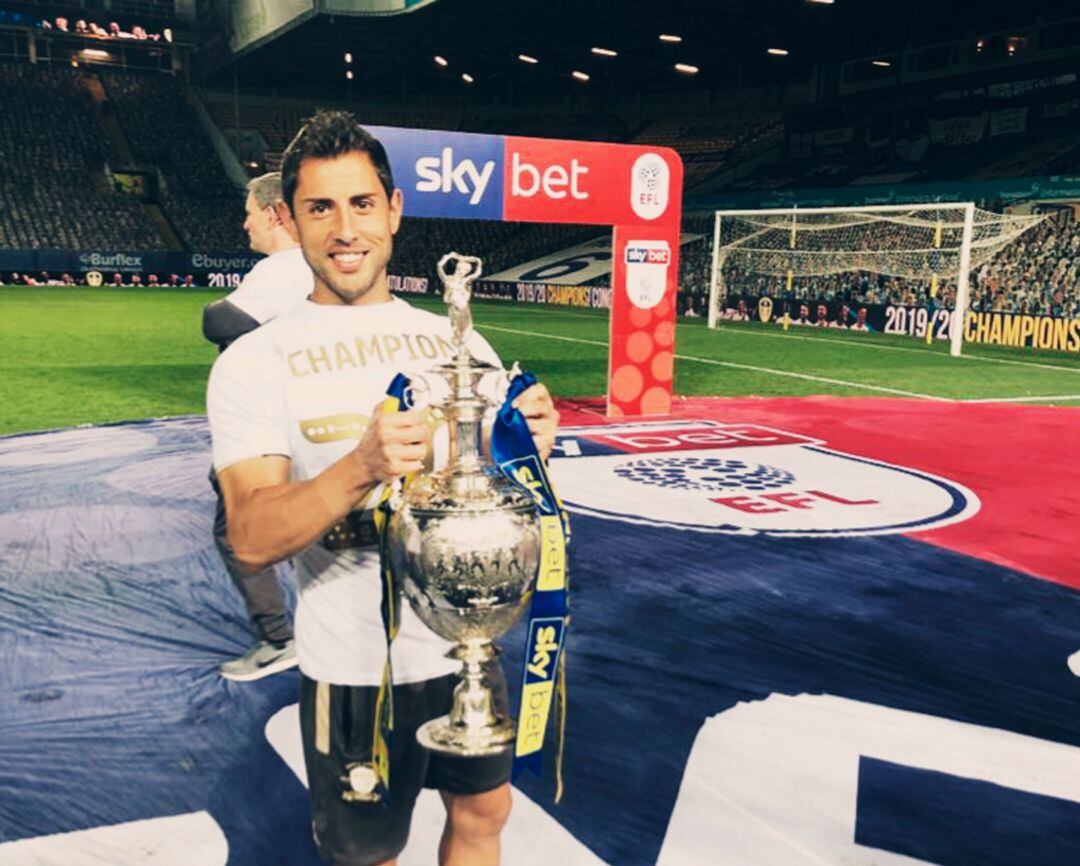 Marcos Abad sostiene el trofeo de campeón de la Championship, la segunda categoría del fútbol inglés