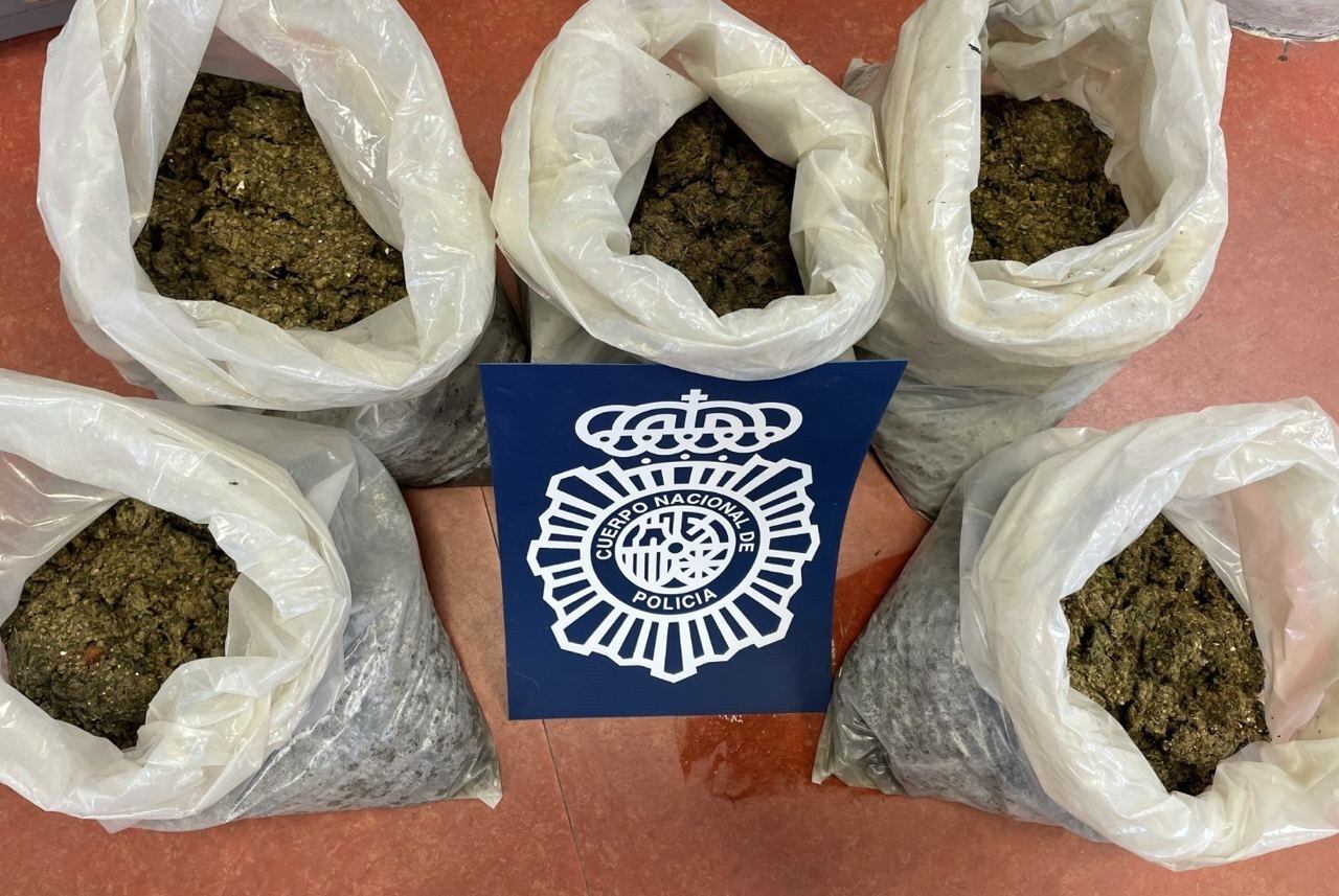 Bolsas conteniendo la marihuana recuperada de las cañerias.Imagen de la Policía Nacional