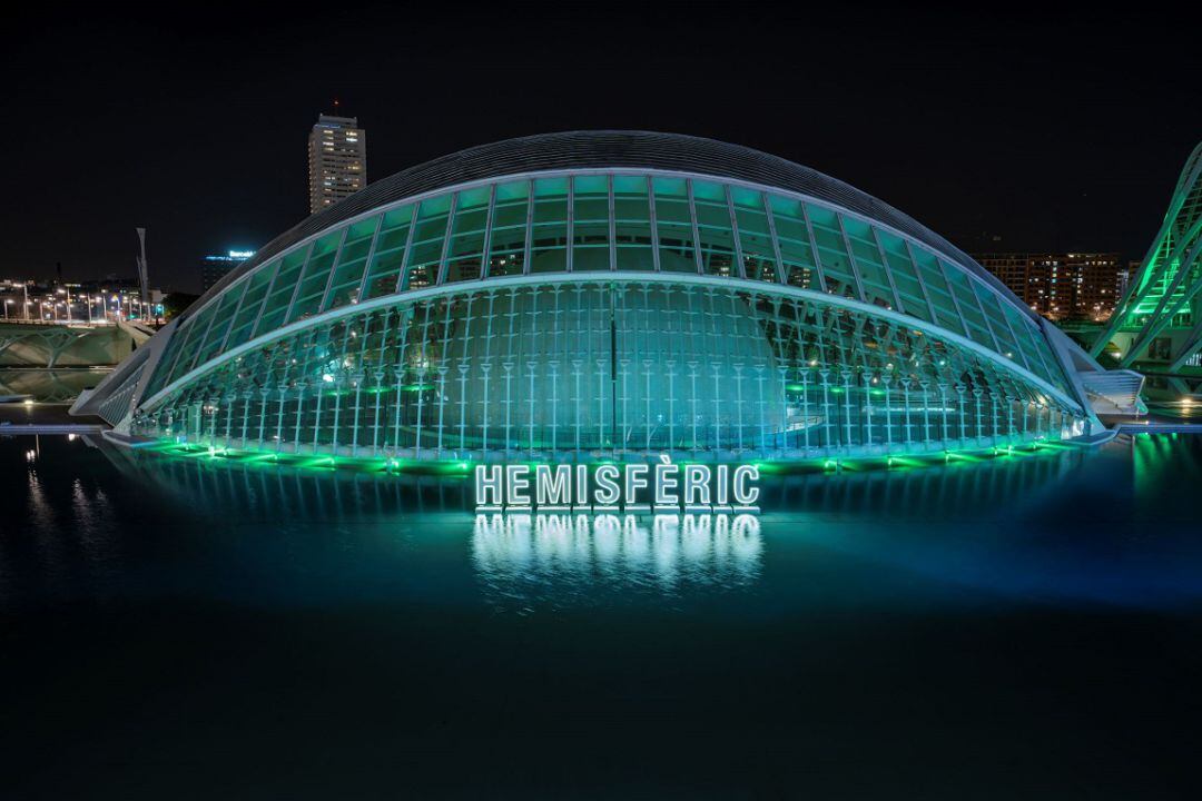 El edificio del Hemisfèric iluminado de verde