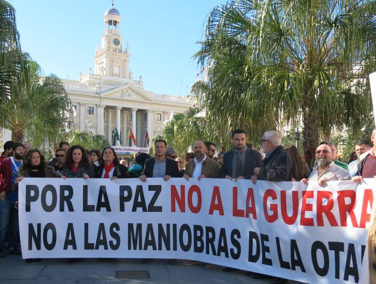 Una de las pancartas en la concentración contra la guerra en la plaza de San Juan de Dios en Cádiz