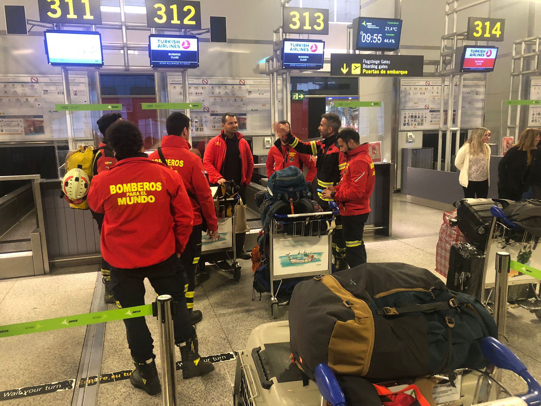 Los bomberos de Málaga (siete en total) que ha partido desde Málaga este martes hacia Turquía