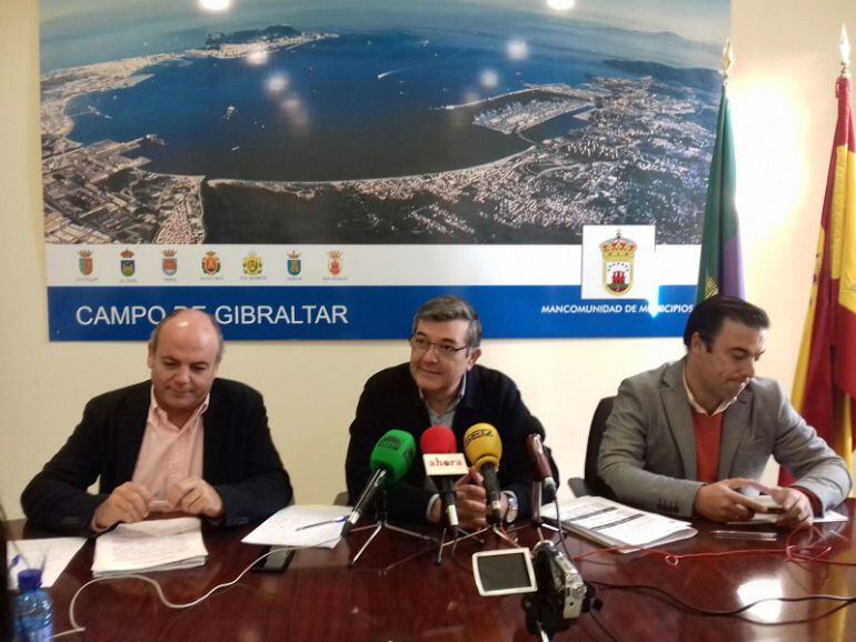 El Presidente de la Mancomunidad de Municipios del Campo de Gibraltar, Luis Ángel Fernández, entre los vicepresidentes de la institución, Ramón Aranda (Izq) y David Gil (dcha)