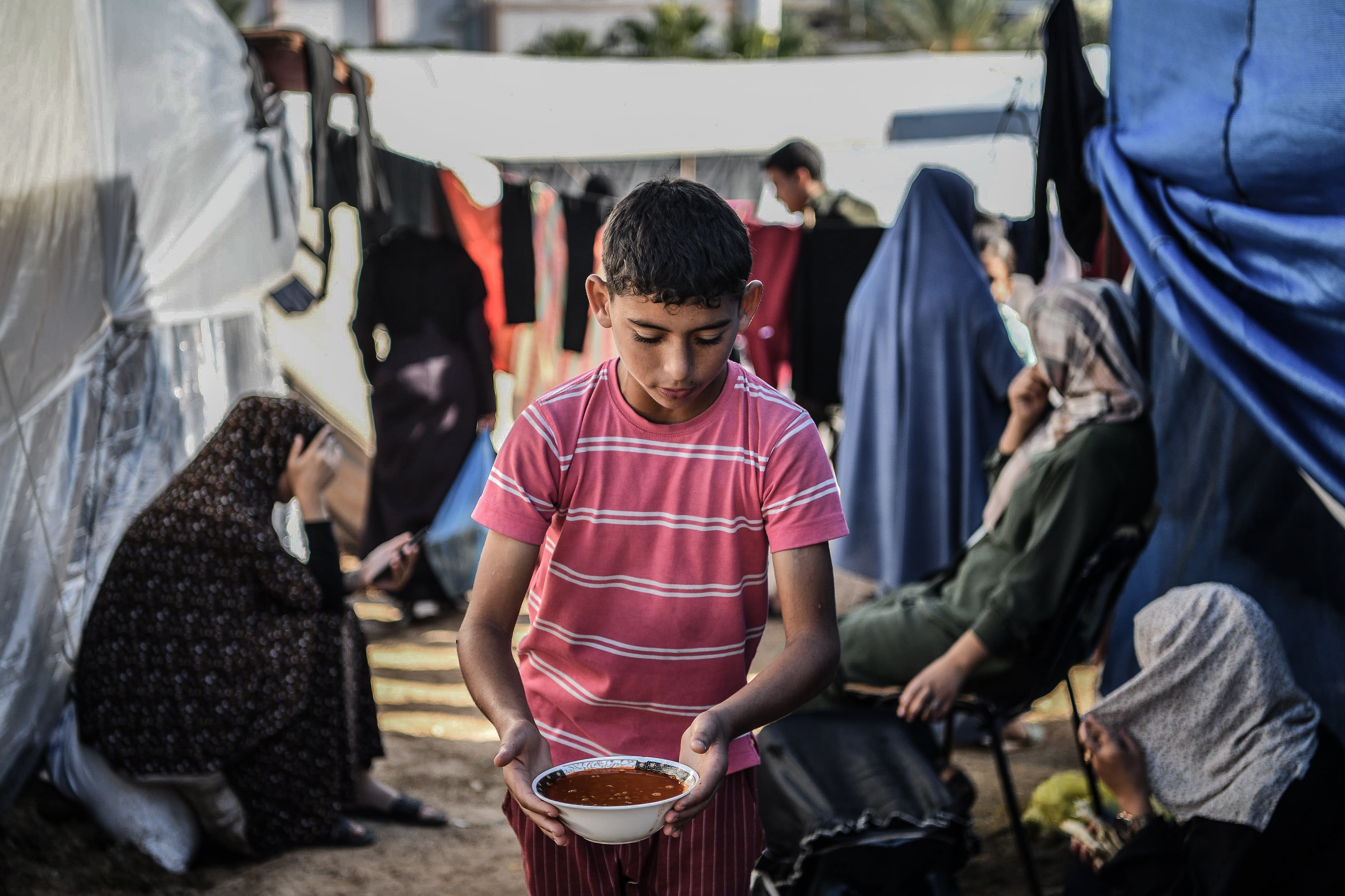 Reparto de comida en Khan Yunis (Gaza), en medio de los bombardeos de Israel.