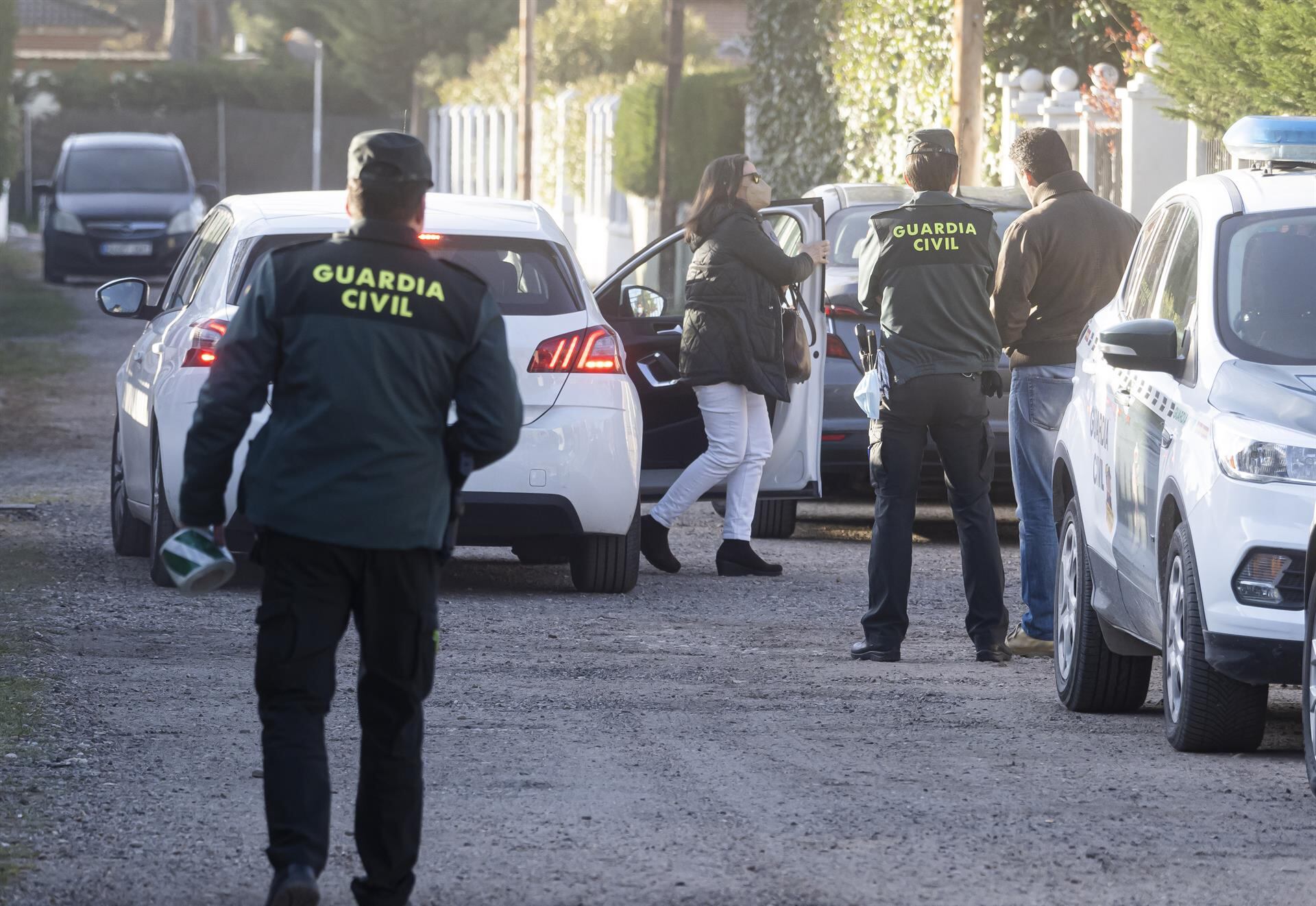 Varios agentes de la Guardia Civil y de Criminalística, en las inmediaciones del chalé de Óscar S., primer investigado del caso y último amigo que vio con vida a Esther López, a 10 de abril de 2022, en Traspinedo, Valladolid, Castilla y León (Es - Photogenic/Claudia Alba - Europa Press - Archivo