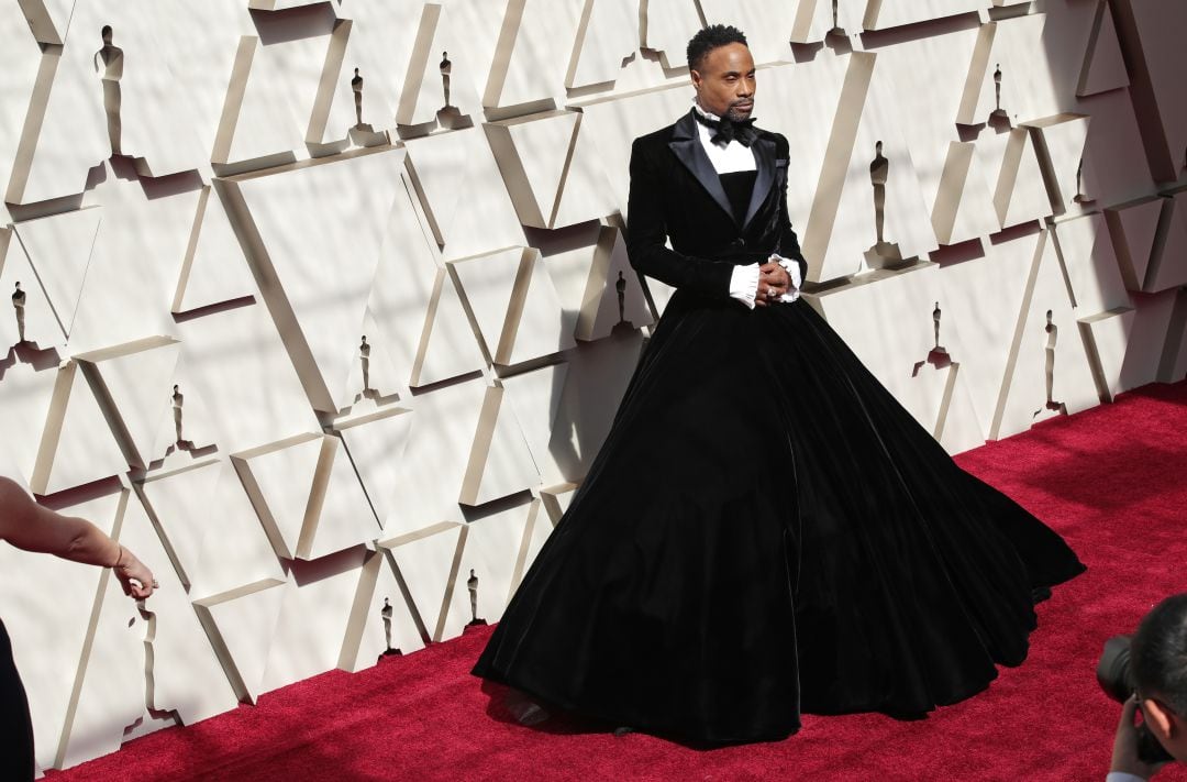 El actor Billy Porter con su vestido de terciopelo sobre la alfombra roja. 