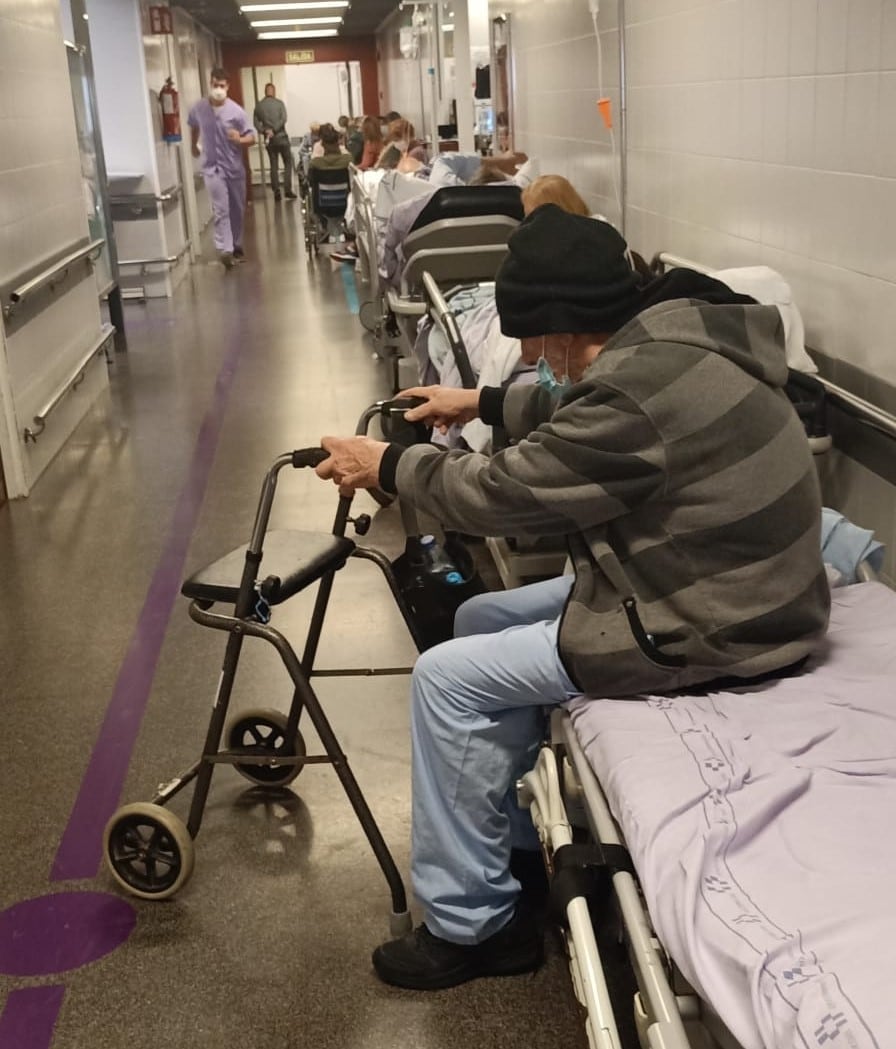 El servicio de urgencias del Hospital Doctor Negrín, uno de los más grandes de Canarias y un centro hospitalario de referencia, tiene el servicio saturado