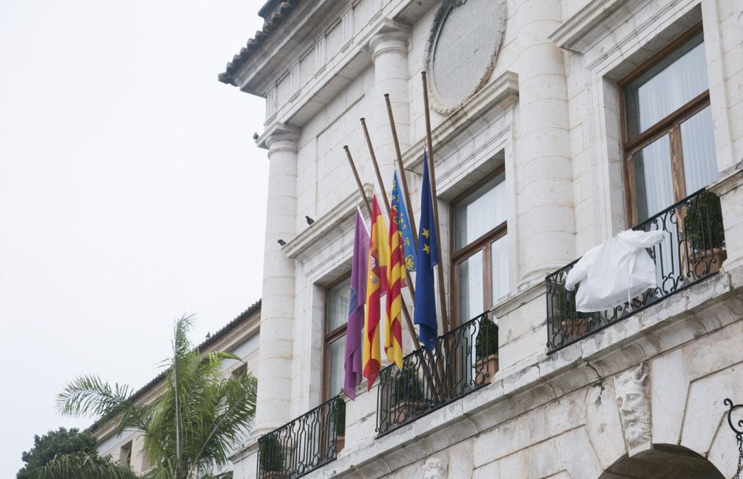 Banderas a media asta en el Ayuntamiento de Gandia 
