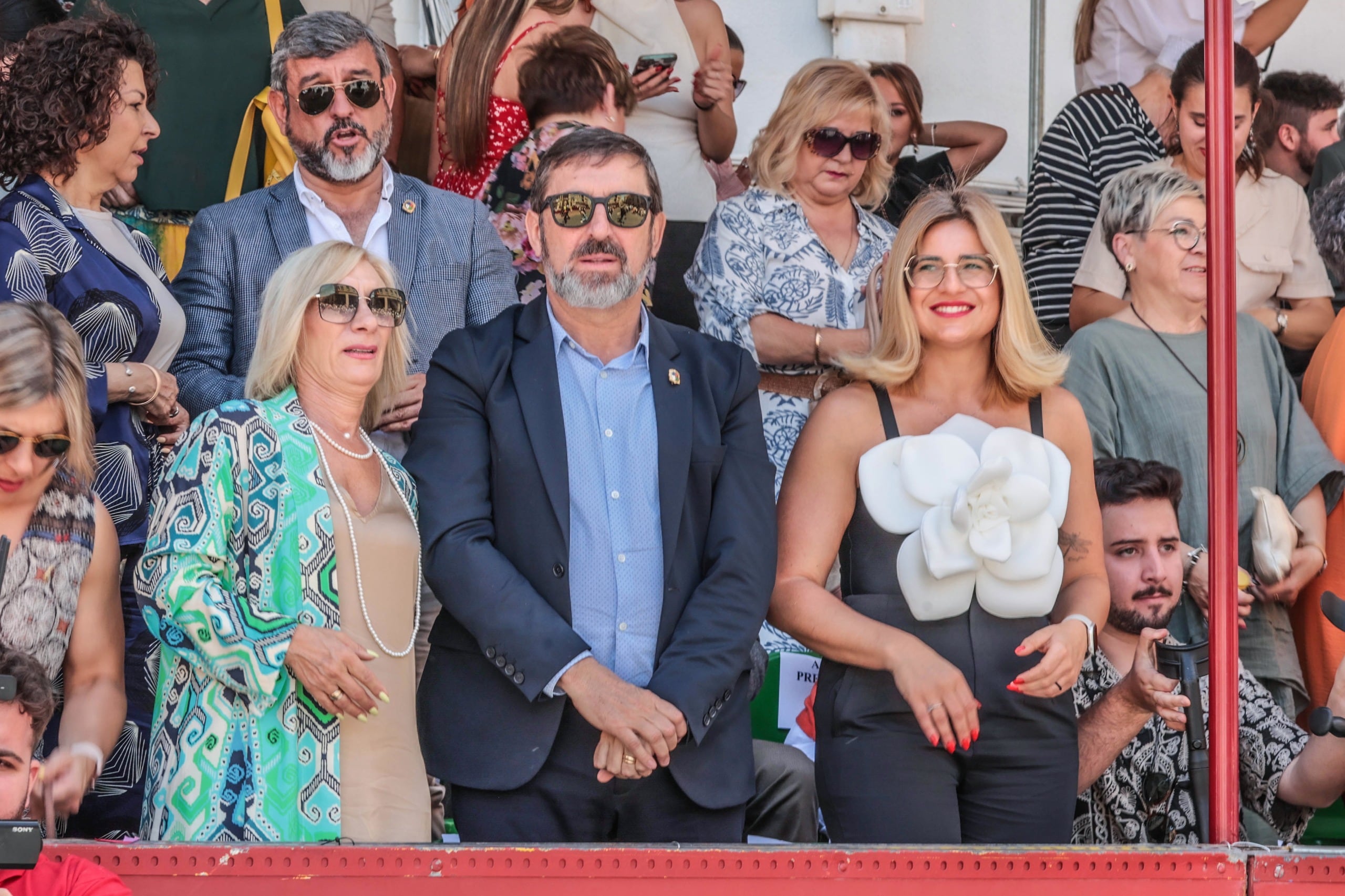 Irene Navarro, alcaldesa de Petrer; junto a Enrique Rubio, presidente de la Unión de Festejos San Bonifacio, Mártir