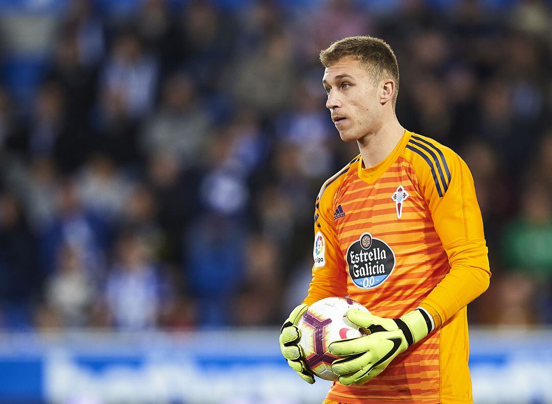 rubén Blanco recoge el balón de la red