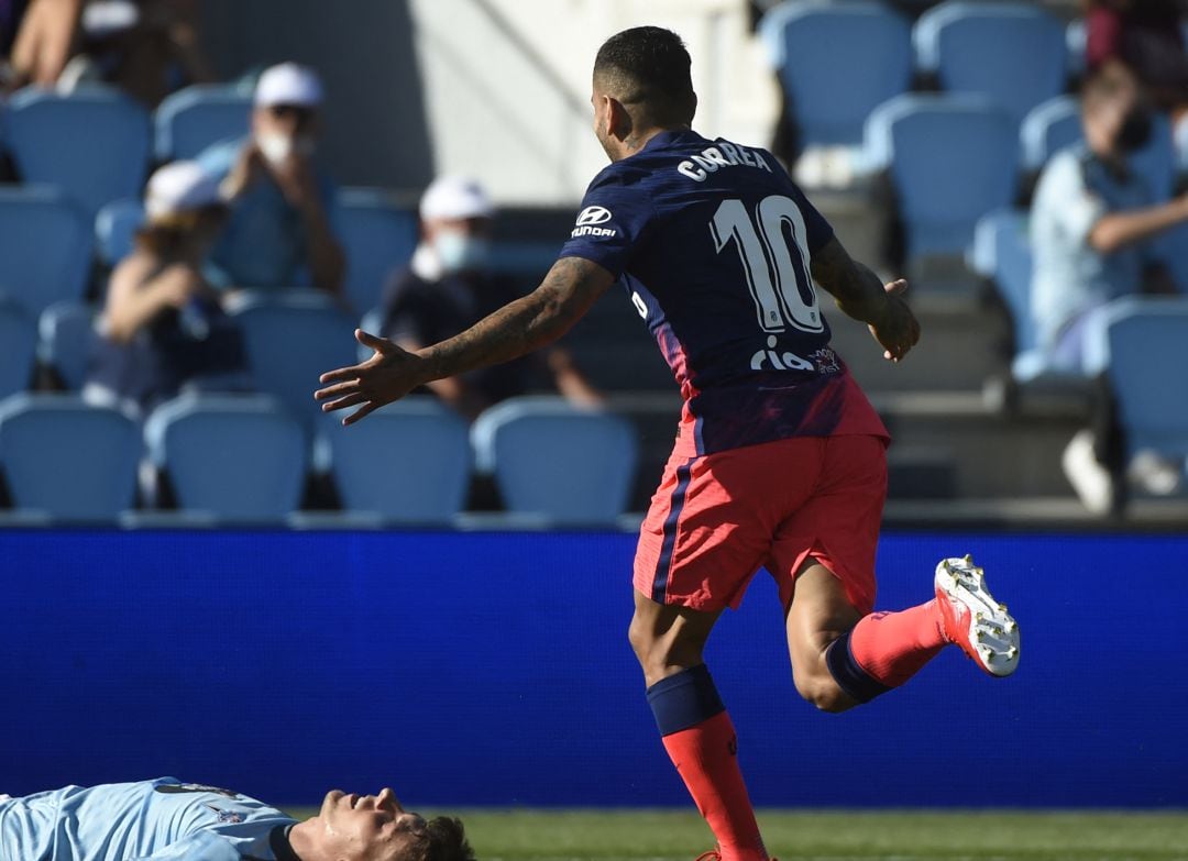 Correa celebra uno de sus goles en Balaídos