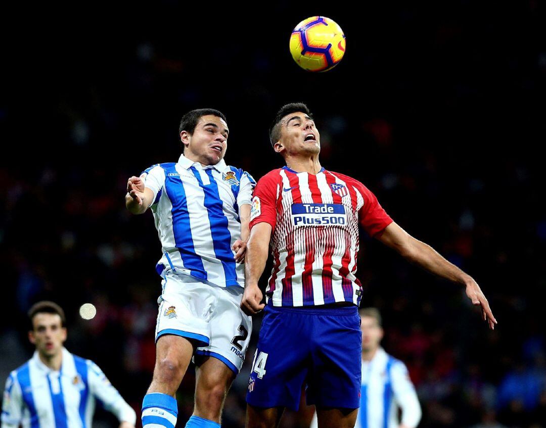 Sangalli disputa un balón con Rodri en su último partido como jugador de la Real en el Metropolitano