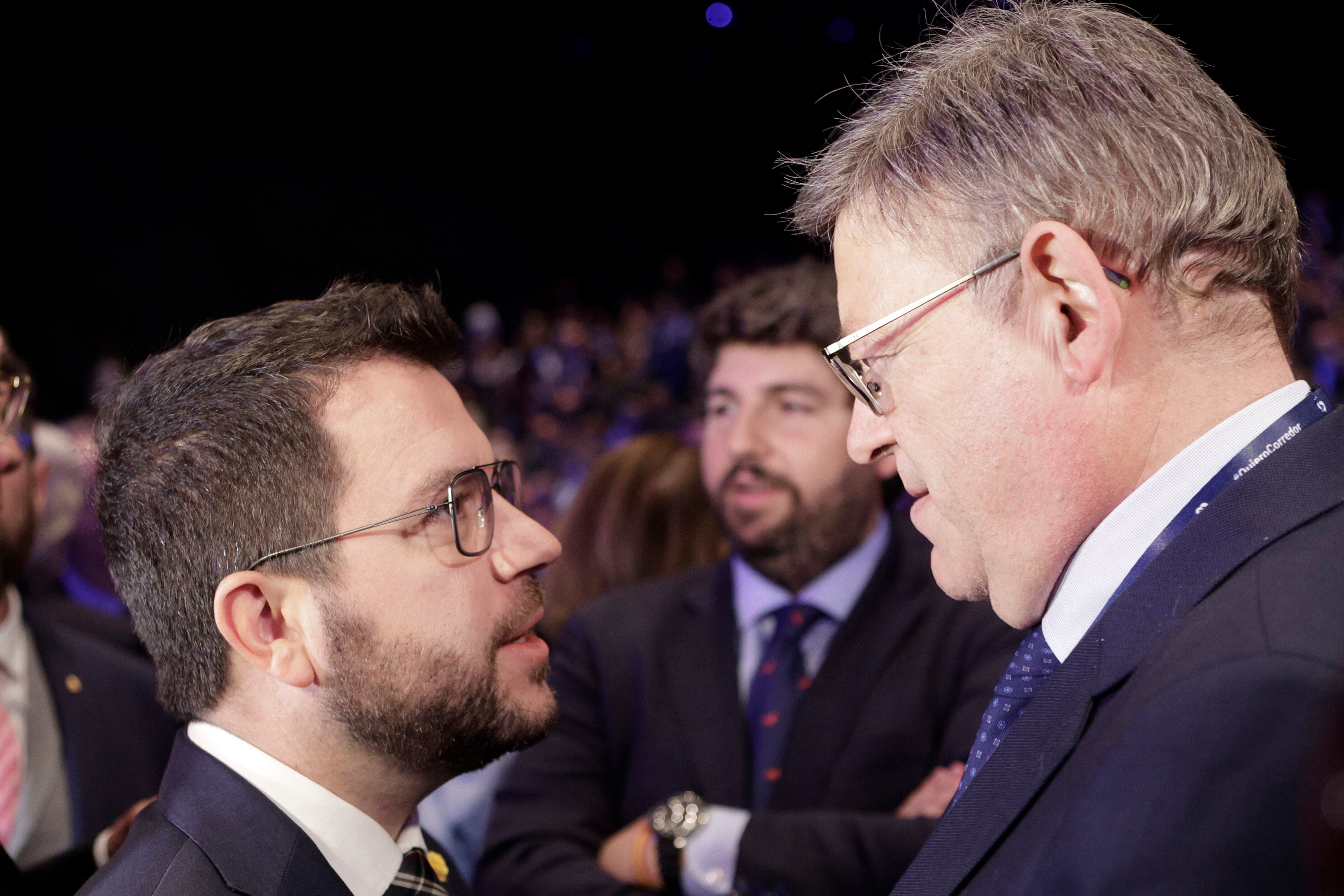 Los presidentes autonómicos de Cataluña, Pere Aragones (i) y de la Comunitat Valenciana, Ximo Puig, entre otros asistentes, durante el acto empresarial celebrado este mediodía en Barcelona para reclamar la finalización de las obras del Corredor Mediterráneo.