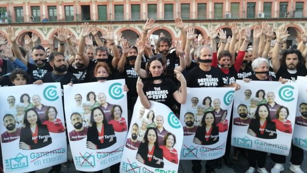 Concentración de Ganemos en Común en la plaza de la corredera.