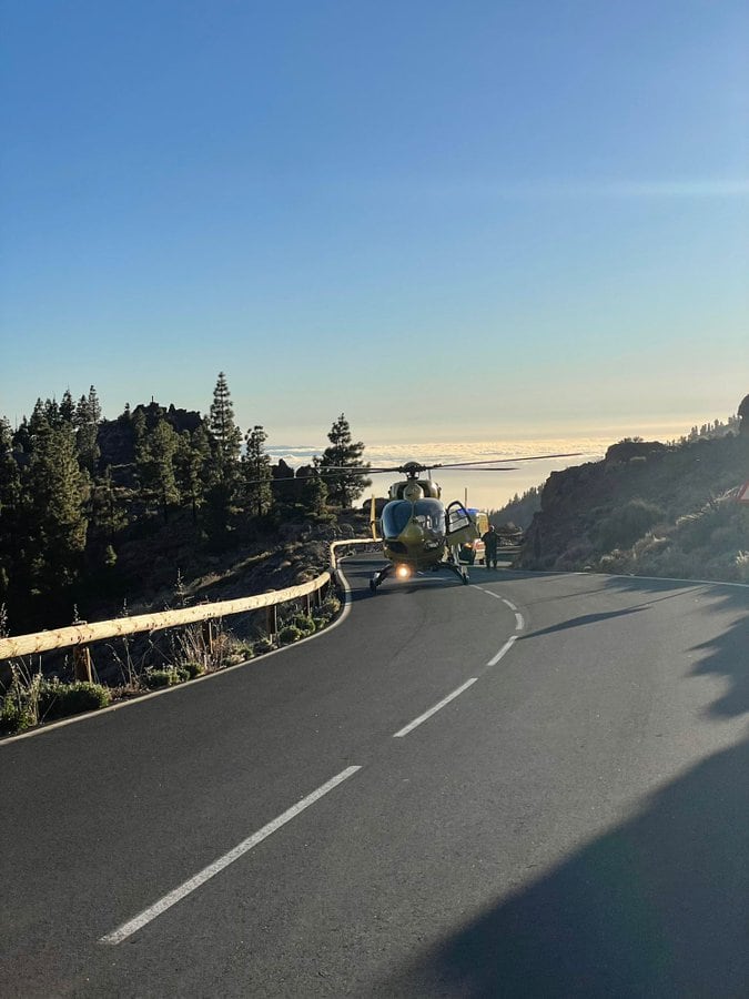 Un helicóptero medicalizado aterriza para asistir a un ciclista tras sufrir una caída en Tenerife (112).