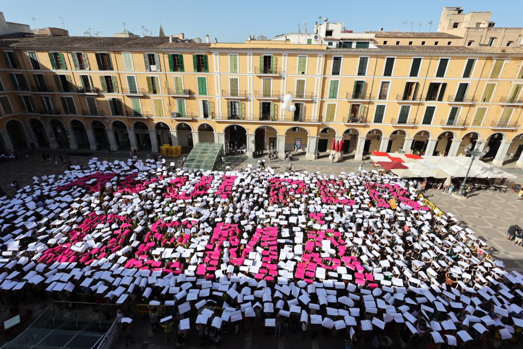 Alrededor de 2.400 personas formaron el mosaico.