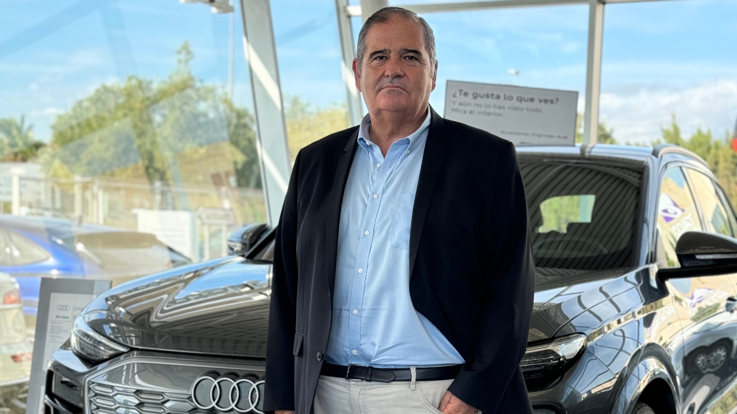 José María Gómez, gerente de Audi Motor Pacífico Alicante junto al Nuevo Audi Q6 e-tron