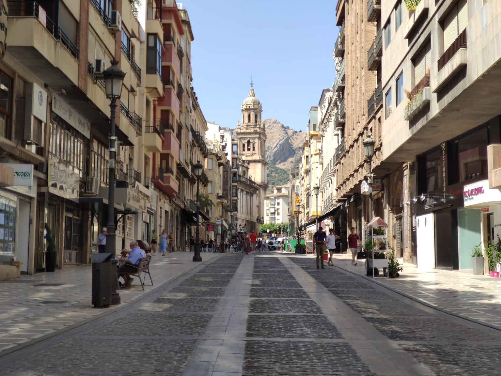 Calle Bernabé Soriano, de Jaén capital, en un día soleado y con personas paseando