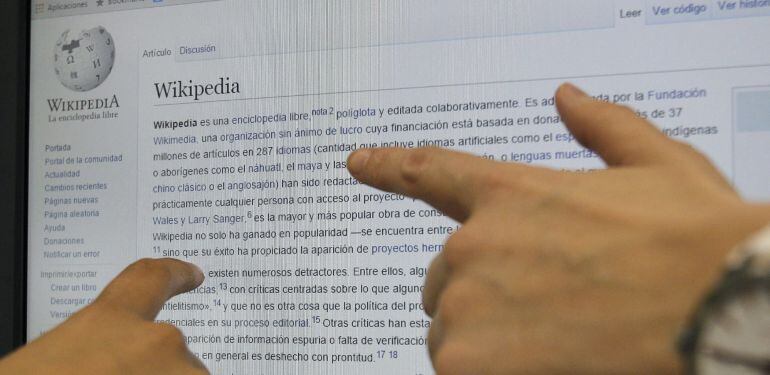 GRA076 MADRID, 17/06/2015.- Dos usuarias consultan en internet la enciclopedia libre digital Wikipedia, que contiene más de 37 millones de artículos escritos en 288 idiomas por voluntarios de todo el mundo y ha sido galardonada hoy con el Premio Princesa 