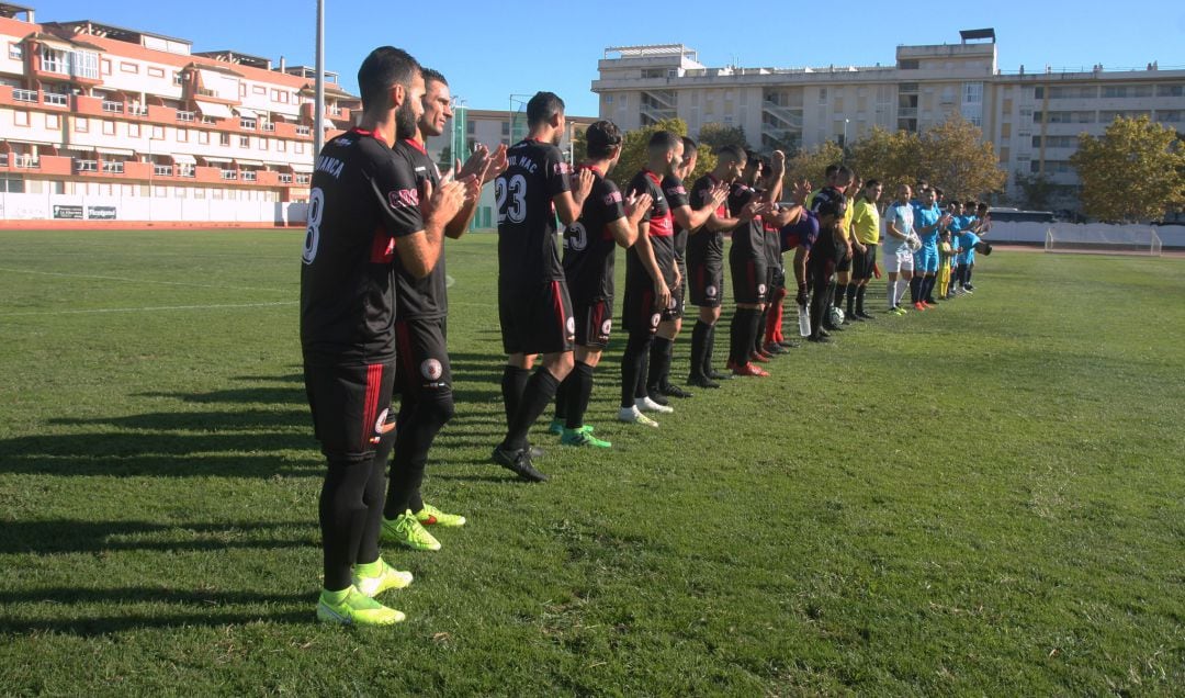 La plantilla saluda en Isla Cristina.