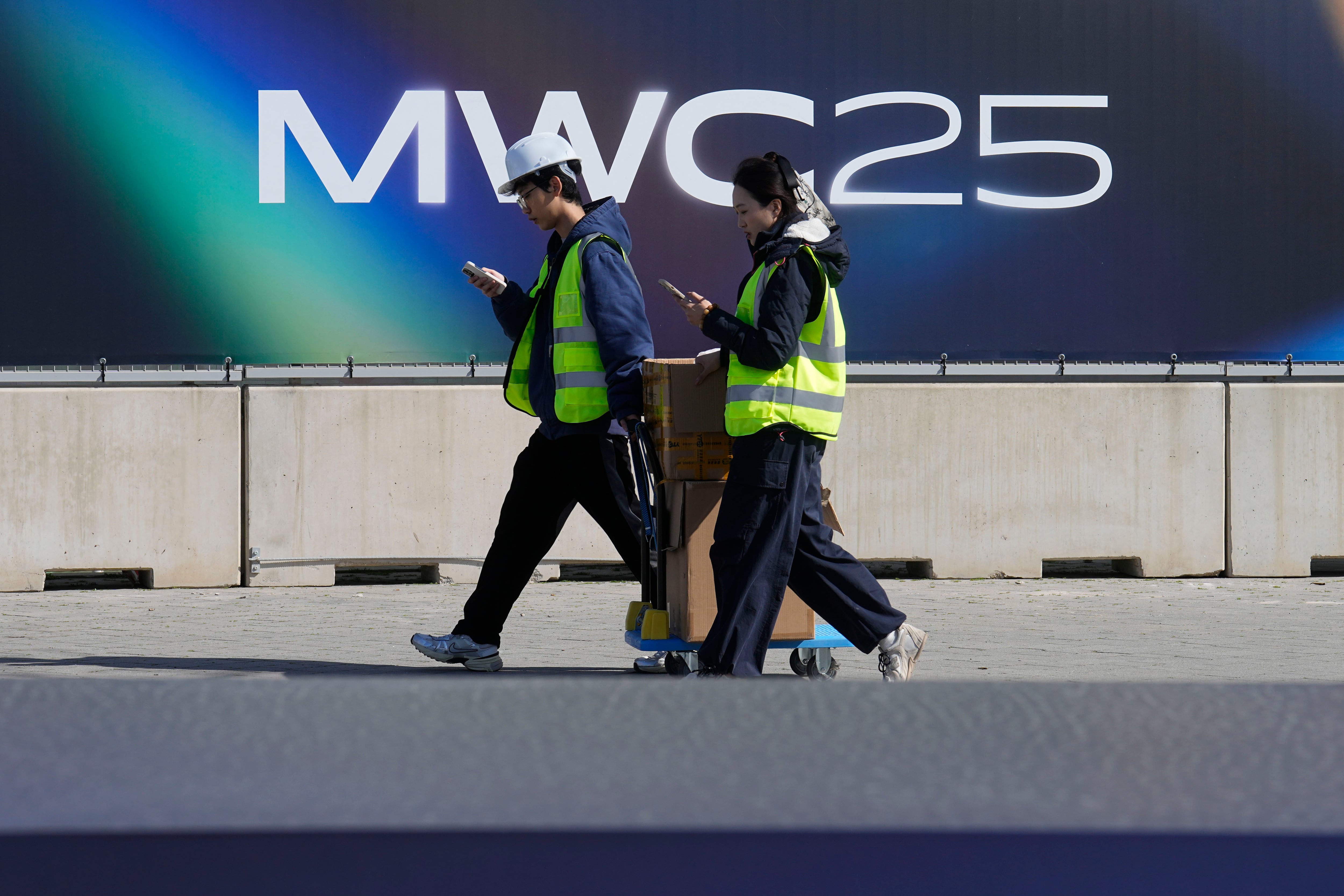 Operarios en las inmediaciones del recinto de Fira de Brcelona durante el Mobile World Congress.