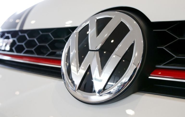 Logotipo de VW en un vehículo de la marca