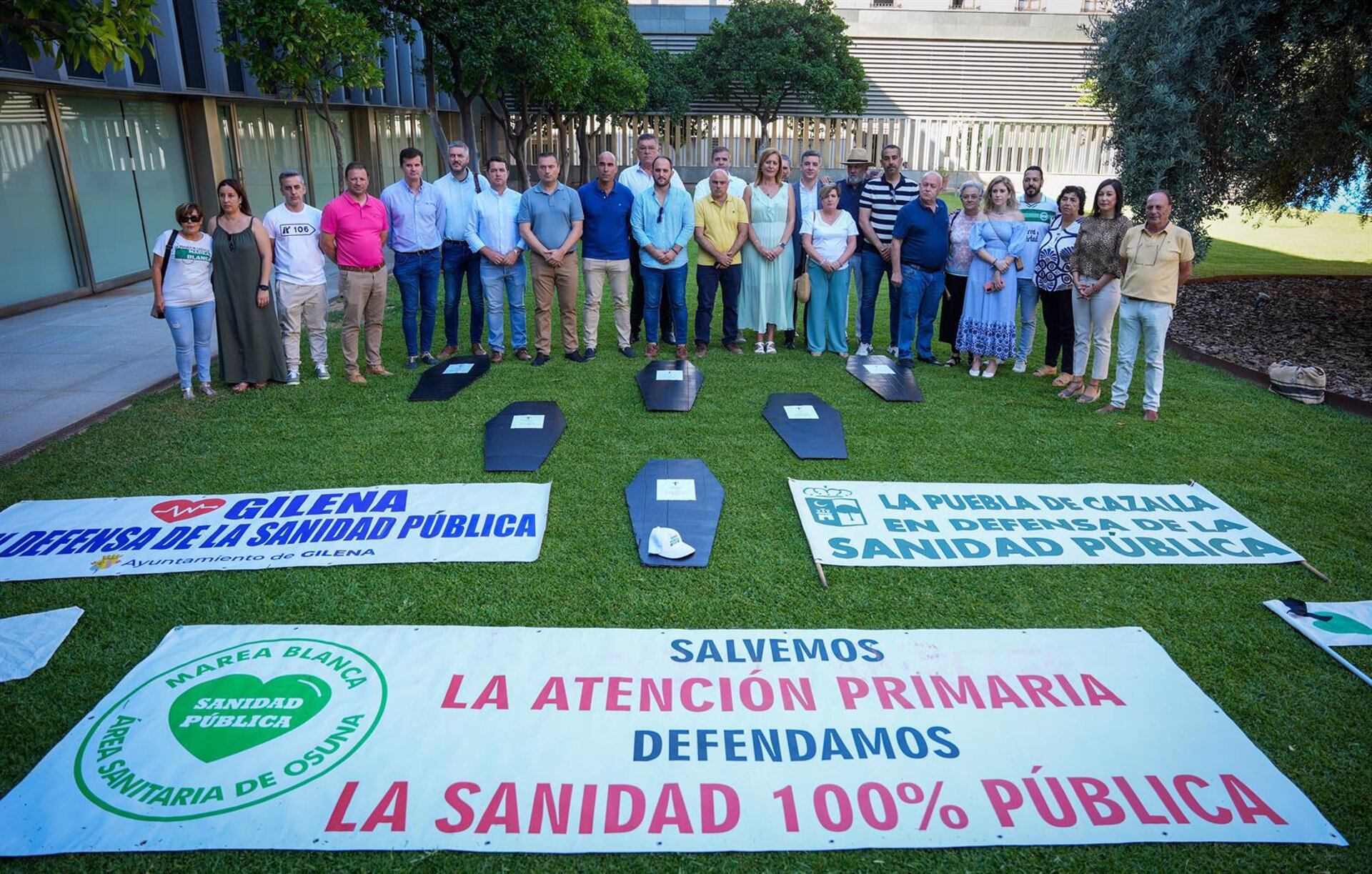 09/07/2024 Alcaldes de la Campiña y la Sierra Sur junto a varias pancartas en en protesta por la asistencia sanitaria. A 09 de julio de 2024, en Sevilla (Andalucía, España). Este martes se ha convocado un &quot;encierro&quot; de alcaldes/as de la Sierra Sur de Sevilla y del área sanitaria de Osuna en la Diputación provincial, con posterior manifestación hasta el Palacio de San Telmo, sede de la Presidencia del Gobierno andaluz, para reclamar al mismo mejoras en la asistencia sanitaria en estas zonas de la provincia marcadas precisamente por las reivindicaciones en este sentido.
POLITICA 
María José López - Europa Press
