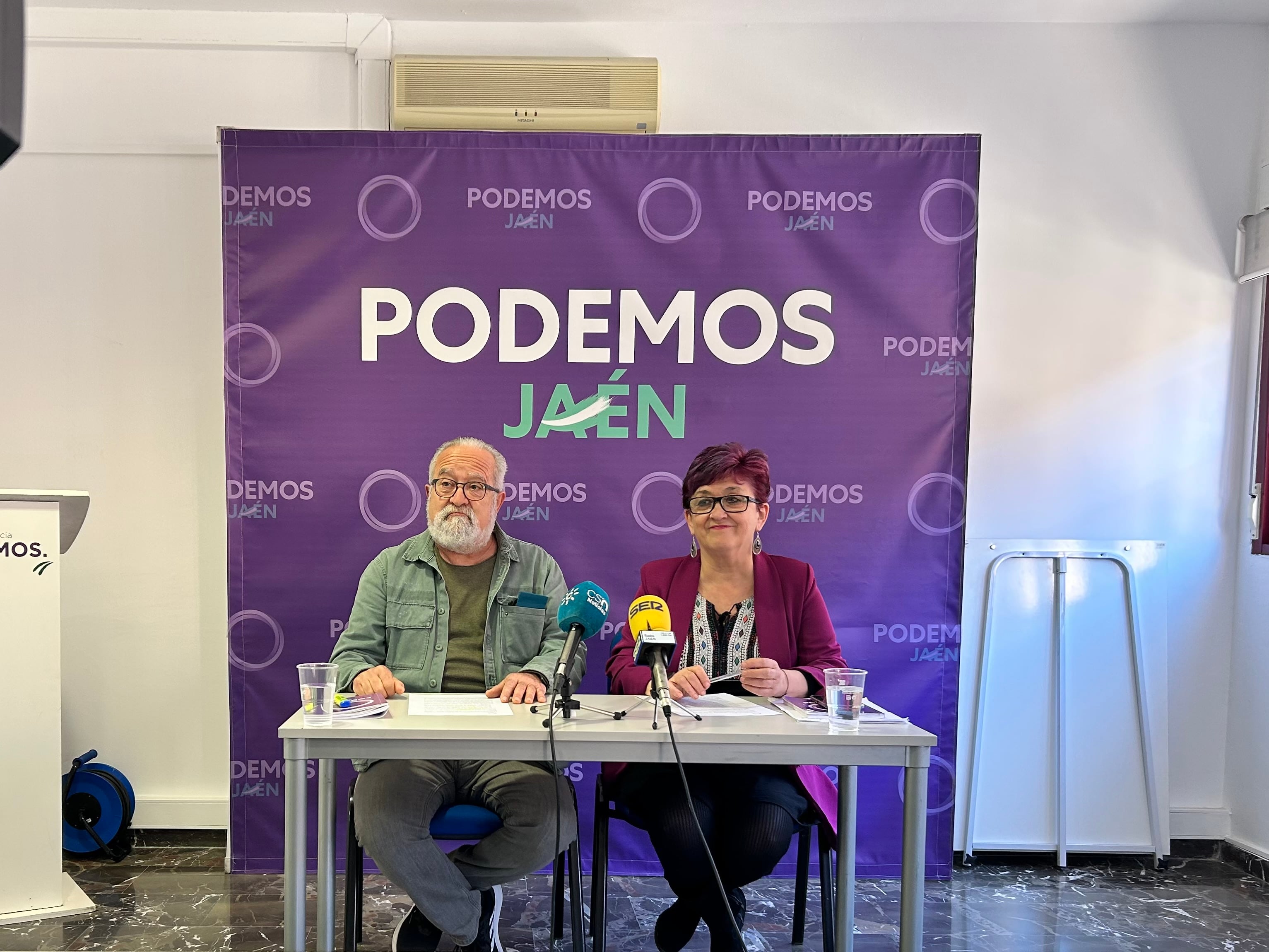 El responsable de Salud Pública de Podemos, Andrés Gómez, y la coordinadora provincial en Jaén, Lola Rodríguez.