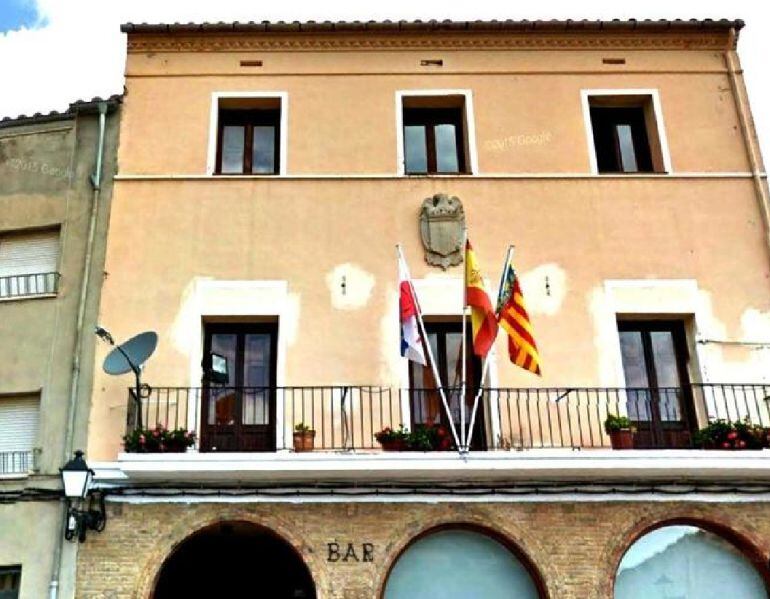Compromís reclama la retirada de un escudo franquista instalado en la fachada del ayuntamiento de la localidad